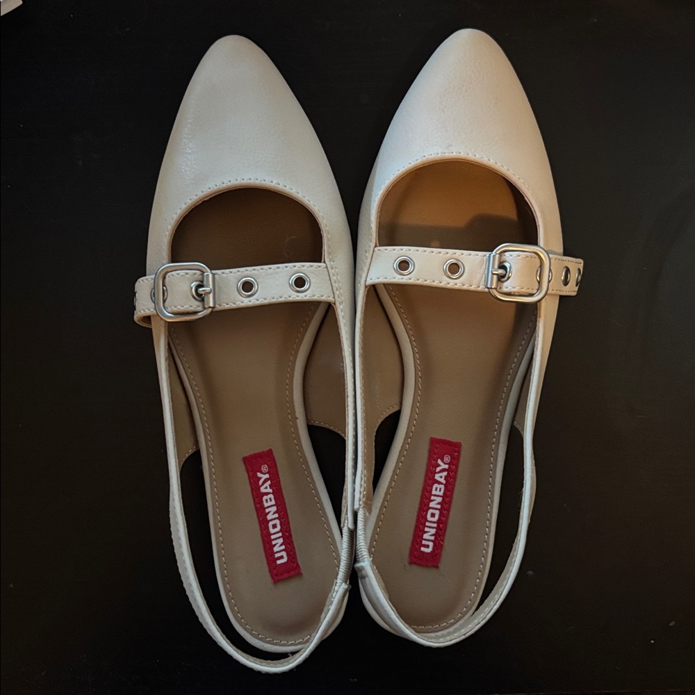 UNIONBAY Tan and Cream Flats